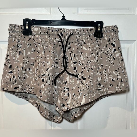 Betsey Johnson Performance Printed Active Shorts Grey Size M - Picture 1 of 4